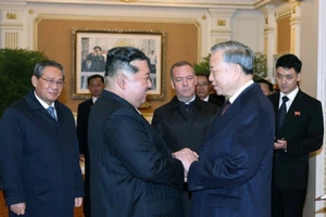 Tổng Bí thư Tô Lâm với Tổng Bí thư Đảng Lao động Triều Tiên, Chủ tịch Quốc vụ nước Cộng hòa Dân chủ Nhân dân Triều Tiên Kim Jong Un. (Ảnh: TTXVN)