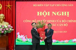 Thường trực Ban Bí thư Trần Cẩm Tú trao Quyết định của Bộ Chính trị cho đồng chí Dương Trung Ý. (Ảnh: DUY LINH)