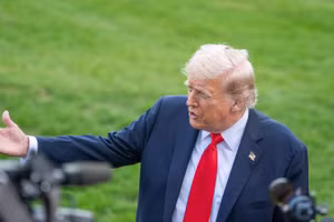 Tổng thống Donald Trump trao đổi về kế hoạch hòa bình Nga-Ukraine với các phóng viên. Ảnh: Xinhua