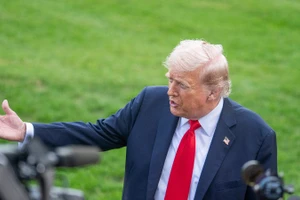 Tổng thống Donald Trump trao đổi về kế hoạch hòa bình Nga-Ukraine với các phóng viên. Ảnh: Xinhua