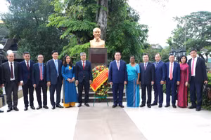 Trưởng Ban Tuyên giáo và Dân vận Trung ương Nguyễn Trọng Nghĩa cùng các thành viên trong đoàn và đại diện Thư viện công cộng Colombo chụp ảnh lưu niệm bên cạnh tượng đài Bác Hồ ở thủ đô Colombo. (Ảnh: TTXVN)