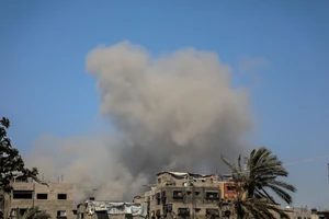 Khói bốc lên sau cuộc không kích của Israel xuống khu vực al-Tuffah, Dải Gaza. (Ảnh: THX/TTXVN)