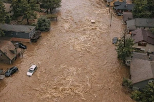 Một chiếc ô tô đang chạy trên con đường ngập nước sau trận mưa lớn, tại Wrightwood, California. (Ảnh: X)