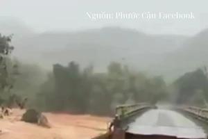 Mưa lớn làm sập cầu Le No ở Huế