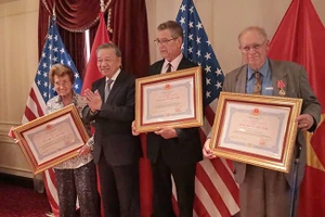 Bà Cora Weiss (trái) nhận Huân chương Hữu nghị từ tay Tổng Bí thư, Chủ tịch nước Tô Lâm (nay là Tổng Bí thư) vào tháng 9/2024 tại New York (Mỹ).