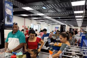 Người dân xếp hàng chờ thanh toán tại một quấy thu ngân ở Siêu thị 70 y 3, một siêu thị thí điểm của Nhà nước thành toán bằng đồng USD, ở thủ đô La Habana. Ảnh: TTXVN