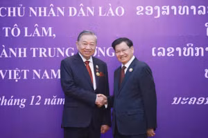 Tổng Bí thư, Chủ tịch nước Lào Thongloun Sisoulith chúc mừng Tổng Bí thư Tô Lâm nhận Huân chương Vàng Quốc gia - Huân chương cao quý nhất của Nhà nước Lào . Ảnh: TTXVN