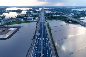 Cao tốc Cần Thơ - Cà Mau dài hơn 110km, vốn đầu tư hơn 27.500 tỷ đồng, giúp rút ngắn thời gian từ Cần Thơ đến Cà Mau còn 1 giờ 30 phút. Ảnh: TTXVN