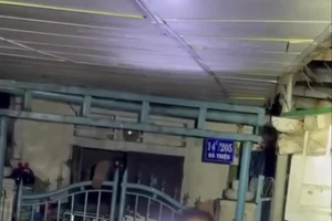 Lực lượng chức năng Huế cõng cụ già tàn tật khỏi vùng mưa lũ lớn