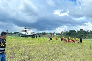 Lực lượng chức năng Peru tìm kiếm người bị nạn trên sông Ucayali. Ảnh: Cảnh sát Peru
