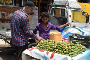Người dân tại một khu chợ ở Aden, Yemen. Ảnh: THX/TTXVN