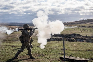 Quân nhân Ukraine sử dụng súng phóng lựu chống tăng trong huấn luyện chiến đấu chống quân đội Nga ở ngoại ô thành phố Pokrovsk thuộc Donetsk, ngày 18/12/2024. Ảnh: AA/TTXVN