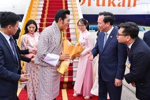 Bộ trưởng Bộ Dân tộc và Tôn giáo Đào Ngọc Dung đón Quốc vương Bhutan Jigme Khesar Namgyel Wangchuck và Hoàng hậu tại sân bay Quốc tế Nội Bài. (Ảnh: Minh Đức/TTXVN)