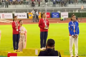 Khoảnh khắc Nguyễn Thị Oanh hát quốc ca khi nhận chiếc HCV thứ 15 ở SEA Games