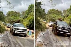 Sau nhiều giờ xử lý sạt lở, hơn 20 ô-tô bị mắc kẹt trên đèo Gia Bắc được giải cứu an toàn. Ảnh: người dân cung cấp.