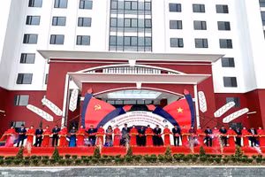 Các đại biểu cắt băng khánh thành dự án xây dựng Trường đại học Hoa Lư.
