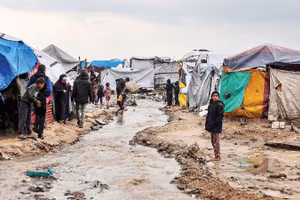 Người dân sinh sống trong các lều trại ở Dải Gaza. (Ảnh TÂN HOA XÃ)