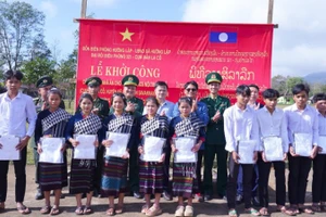 Đồn Biên phòng Hướng Lập tặng quà cho học sinh Trường trung học cơ sở nội trú La Cồ.