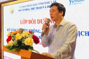 Giám đốc Sở Văn hóa, Thể thao và Du lịch tỉnh Đắk Lắk Trần Hồng Tiến phát biểu khai mạc lớp tập huấn. (Ảnh: Ý Thi)