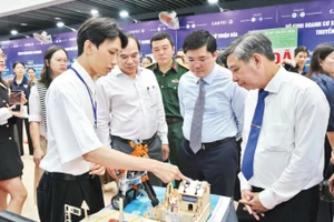 Các đại biểu tham quan trưng bày máy móc, thiết bị công nghệ tại CASTID 2025.