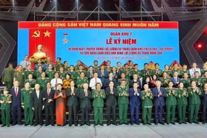 Đại biểu chụp ảnh lưu niệm tại Lễ kỷ niệm 80 năm Ngày truyền thống Lực lượng vũ trang Quân khu 7.