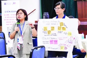 Các chuyên gia trang bị kiến thức cho giáo viên tiếng Anh tại diễn đàn “Bồi dưỡng, đào tạo đội ngũ để triển khai hiệu quả việc đưa tiếng Anh thành ngôn ngữ thứ hai trong trường học”.