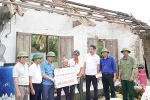 Hoạt động chung tay cùng hộ dân ở tỉnh Nghệ An khắc phục hậu quả thiên tai.