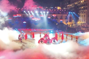 Một chương trình biểu diễn nghệ thuật quy mô tại Sa Pa. (Ảnh LỮ MAI)