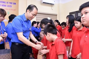 Bí thư Đoàn Thanh niên thành phố Hà Nội Nguyễn Tiến Hưng thăm, trao quà động viên thiếu nhi hoàn cảnh khó khăn trên địa bàn phường Đống Đa (Hà Nội).