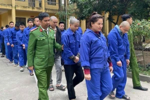 Những đối tượng trong đường dây sử dụng công nghệ cao lừa đảo chiếm đoạt tài sản và đánh bạc bị Công an tỉnh Hưng Yên bắt giữ.