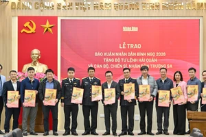 [Ảnh] Lễ trao Báo Xuân Nhân Dân 2026 tặng cán bộ, chiến sĩ biên giới, hải đảo