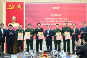 Báo Nhân Dân trao 40 nghìn số báo Xuân Bính Ngọ tặng cán bộ, chiến sĩ biên giới, hải đảo