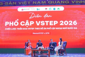 Các giám khảo tham gia phiên thảo luận và giải đáp thắc mắc VSTEP cho sinh viên.