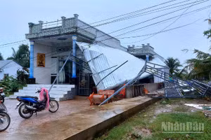 Nhà dân trên địa bàn xã Trần Văn Thời (tỉnh Cà Mau) bị hư hỏng do dông lốc.