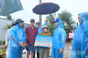 Đoàn công tác của Ủy ban Mặt trận Tổ quốc Việt Nam tỉnh Cà Mau trao hỗ trợ bước đầu cho hộ dân bị ảnh hưởng bởi thiên tai trên địa bàn xã Khánh Bình.