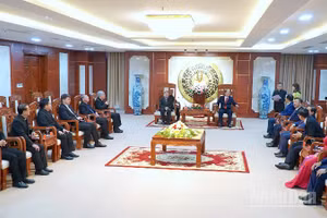 Quang cảnh buổi gặp gỡ giữa Đặc sứ của Đức Thánh Cha Leo XIV, cùng đoàn đại biểu Tòa Thánh Vatican với lãnh đạo tỉnh Cà Mau.