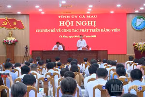 Trưởng Ban Tổ chức Tỉnh ủy Cà Mau Phan Thanh Duy (đứng trên) trình bày tình hình phát triển đảng viên tại hội nghị.