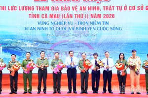 Ban Chỉ đạo Hội thi cấp tỉnh tặng hoa chúc mừng Ban Giám khảo và Tổ Thư ký hội thi.