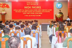Quang cảnh hội nghị tổng kết và trao giải Cuộc thi chính luận về bảo vệ nền tảng tư tưởng của Đảng lần thứ V tại Cà Mau.