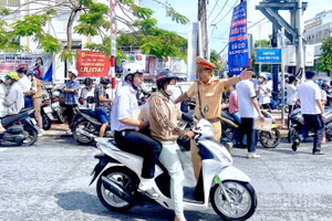 Cảnh sát giao thông Cà Mau điều tiết, phân luồng giao thông để tạo điều kiện cho các thí sinh hôm diễn ra kỳ thi.