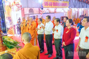 Các đại biểu thực hiện nghi thức động thổ công trình tu bổ Di tích quốc gia chùa Phật Tổ tại Cà Mau.