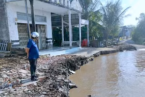Khu vực sạt lở đất dọc tuyến sông Trại Lưới (thuộc ấp Xẻo Sao, xã Đất Mới) khiến hơn 30m đất bờ sông bị đổ ập xuống nước, đe dọa trực tiếp đến nhà ở của người dân.