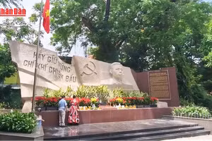 [Video] Người dân TP Hồ Chí Minh dâng lễ tri ân các anh hùng liệt sĩ tại Công viên Lê Thị Riêng