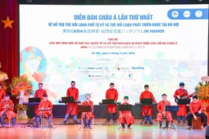 Tiết mục văn nghệ do chính các em rối loạn phổ tự kỷ trưởng thành biểu diễn tại diễn đàn. (Ảnh: THANH TÙNG)