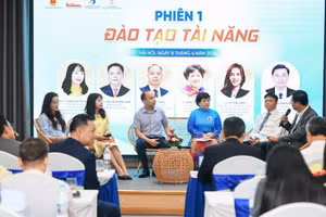 Phiên tọa đàm “Đào tạo tài năng” và “Chính sách thu hút, đãi ngộ tài năng trong bối cảnh mới” được thảo luận sôi nổi.