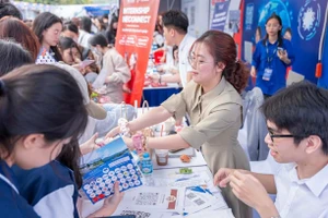Ngày hội việc làm Phenikaa Career Fair 2026 thu hút hơn 9.000 sinh viên tham dự.
