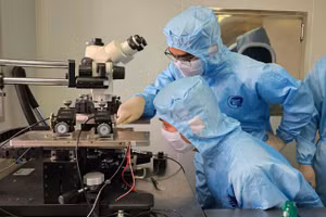 Học viên chương trình V-STT tham gia chế tạo và khảo sát linh kiện bán dẫn trong phòng thí nghiệm.