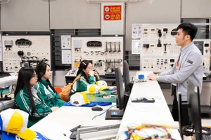 Học sinh tham quan các phòng thí nghiệm và không gian sáng tạo tại Đại học Phenikaa.