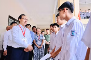 Bộ trưởng Giáo dục và Đào tạo Hoàng Minh Sơn trò chuyện, động viên thí sinh trước giờ làm bài môn Ngữ văn, Kỳ thi tốt nghiệp trung học phổ thông năm 2026. 