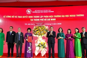 Thứ trưởng Giáo dục và Đào tạo Nguyễn Văn Phúc trao quyết định thành lập Phân hiệu Trường đại học Ngoại thương tại Thành phố Hồ Chí Minh cho lãnh đạo nhà trường.